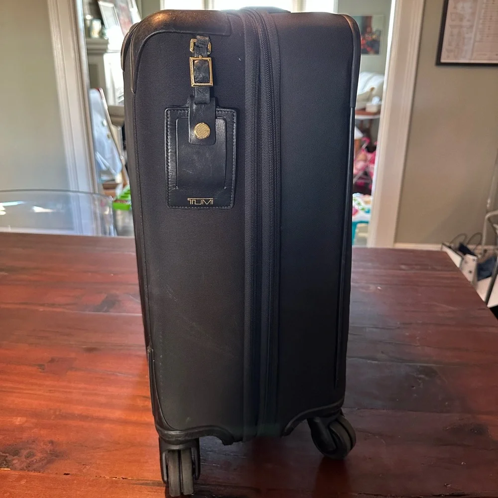Tumi Larkin Sophie Continental Expandable 4-Wheeled Carry-On